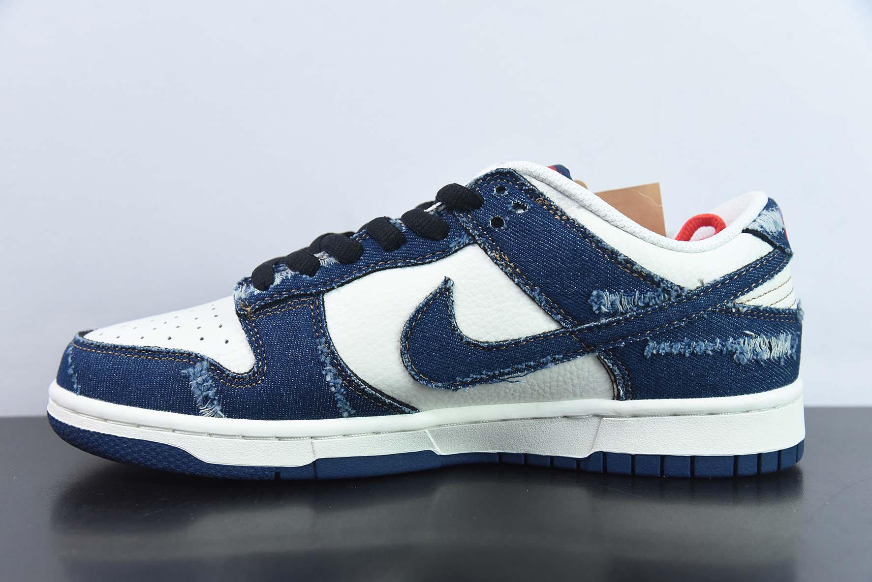 李维斯Levi's x 耐克 Nike DUNK SB LOW “拼接米白深蓝磨破牛仔布”货号:LE0021-001纯原版本 实拍细节图