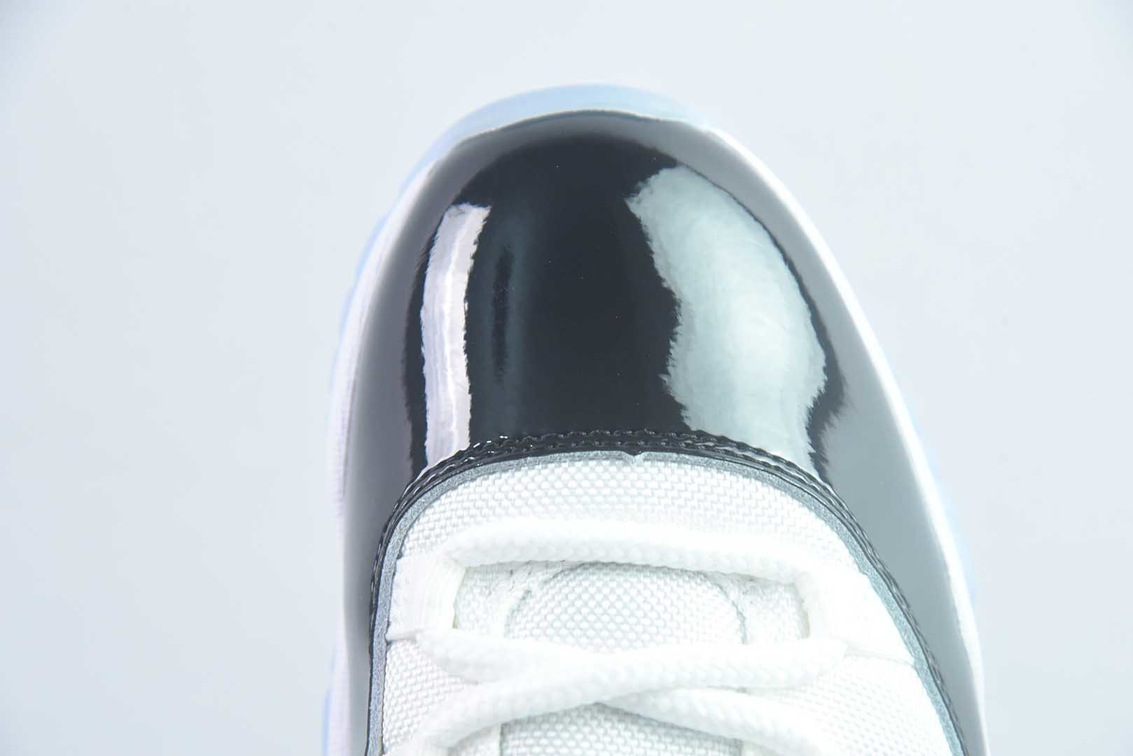 AJ11,Tinker Hatfield 于1995年操刀的里程碑之作,陪伴乔丹95-96赛季复出夺冠、写下72胜10负神话,被鞋圈奉为“正代天花板”。 纯原版本 货号:378037-100 实拍细节图