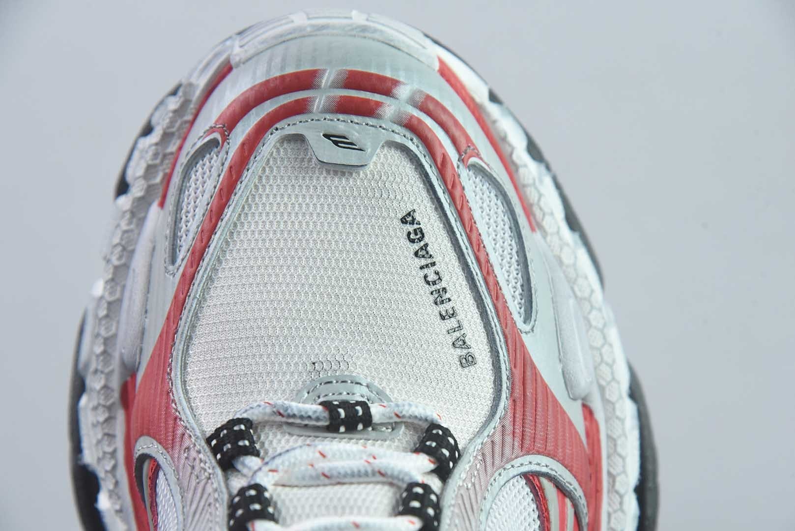 Balenciaga巴黎世家 Triple S .2 Gradient 厚底系带低帮老爹鞋 Balenciaga是由被誉为代表二十世纪的伟大天才设计师 Cristobal Balenciaga 创立的,在品牌创立的大半个世纪以来,巴黎世家一直以时尚、典雅闻名于时装界,它的主题产品有女士和男士提包、机车包、鞋子和时装,在15年王大仁卸任品牌设计师后,品牌的风格发生了翻天覆地的变化,凭借着人气超高的街头风T恤、老爹鞋等迅速霸屏各大时装周和时尚圈。/46 纯原版本 实拍细节图