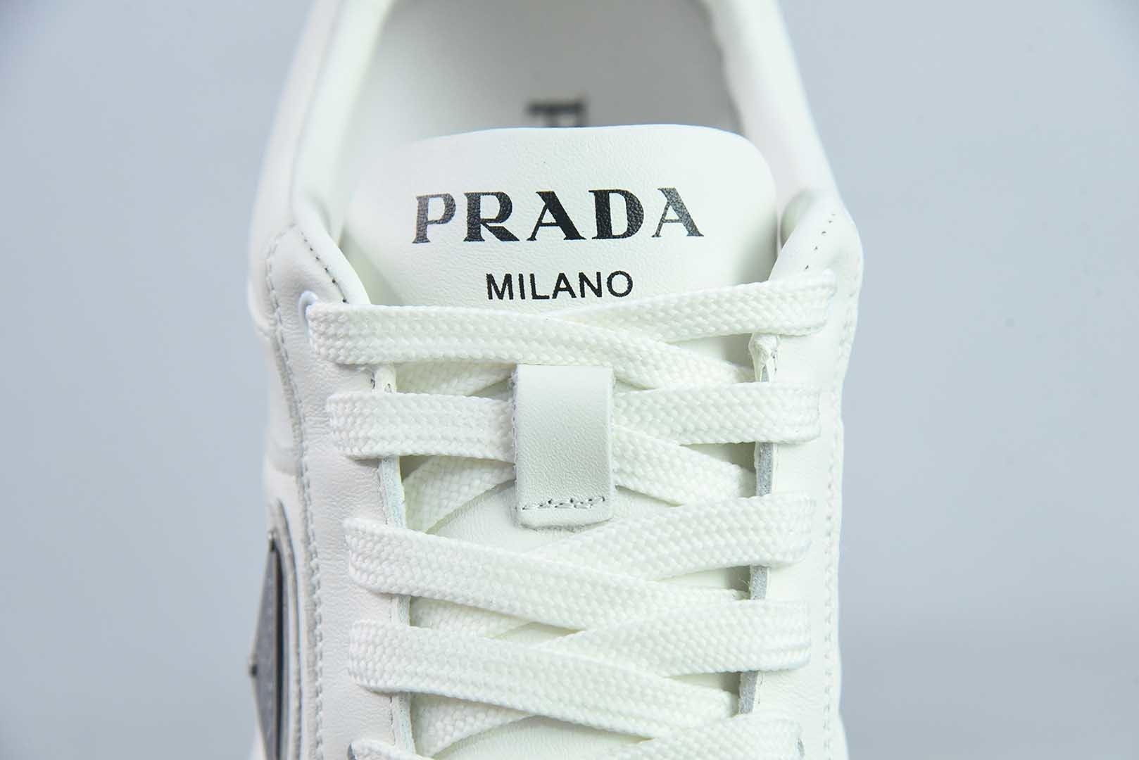 普拉达 PRADA Downtown Bold 徽标印花圆头系带低帮板鞋 5cm 女款 纯原版本 货号:BPL23771453 实拍细节图