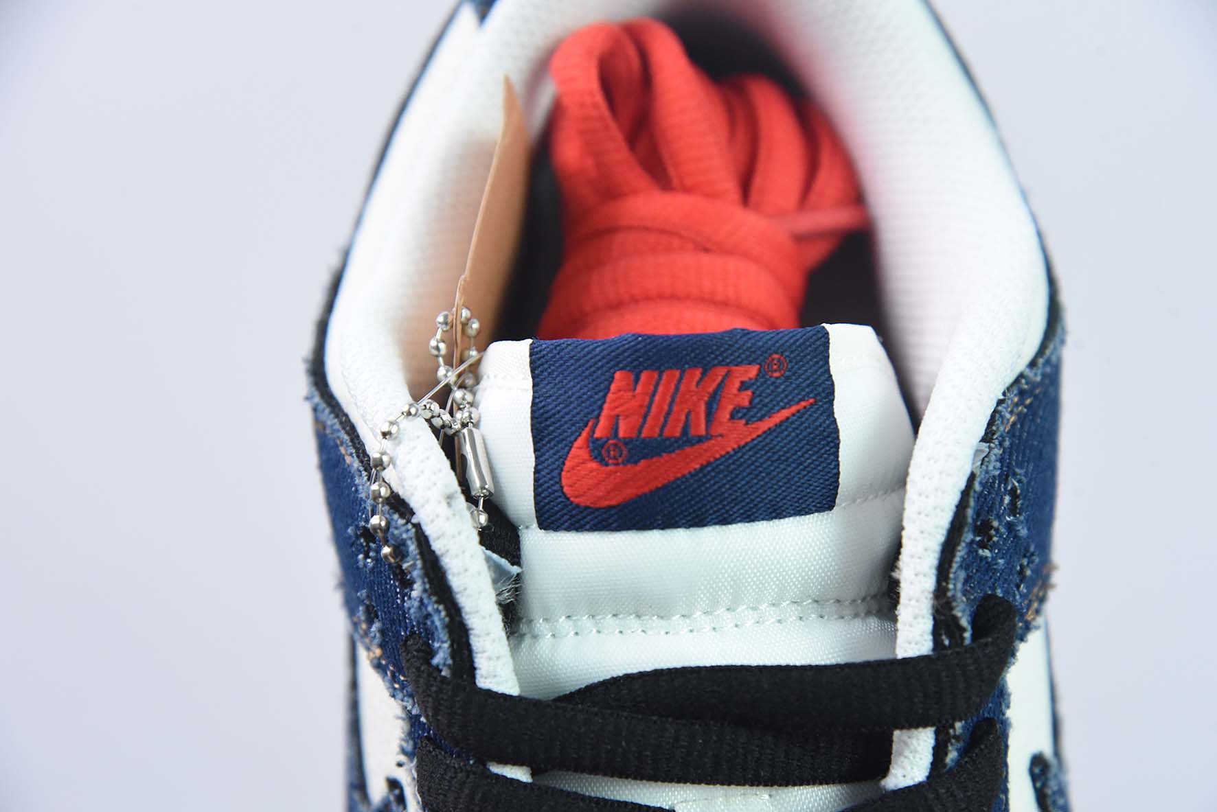 李维斯Levi's x 耐克 Nike DUNK SB LOW “拼接米白深蓝磨破牛仔布”货号:LE0021-001纯原版本 实拍细节图
