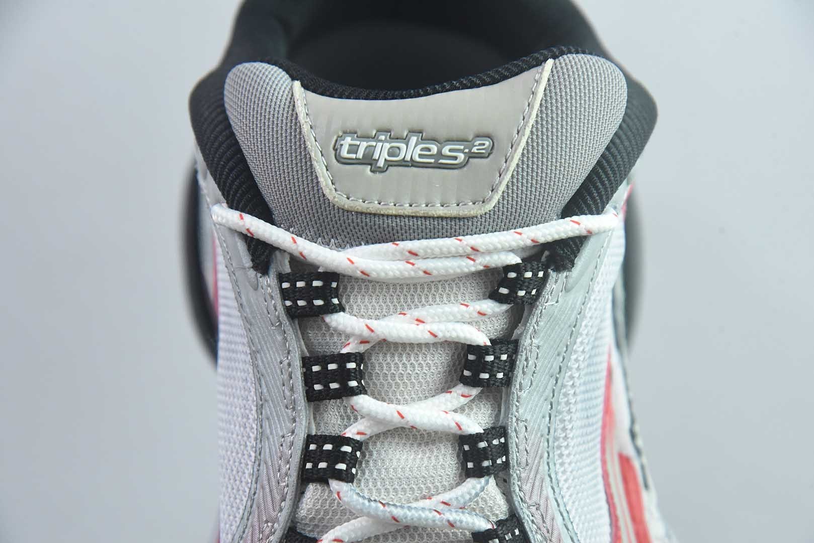 Balenciaga巴黎世家 Triple S .2 Gradient 厚底系带低帮老爹鞋 Balenciaga是由被誉为代表二十世纪的伟大天才设计师 Cristobal Balenciaga 创立的,在品牌创立的大半个世纪以来,巴黎世家一直以时尚、典雅闻名于时装界,它的主题产品有女士和男士提包、机车包、鞋子和时装,在15年王大仁卸任品牌设计师后,品牌的风格发生了翻天覆地的变化,凭借着人气超高的街头风T恤、老爹鞋等迅速霸屏各大时装周和时尚圈。/46 纯原版本 实拍细节图