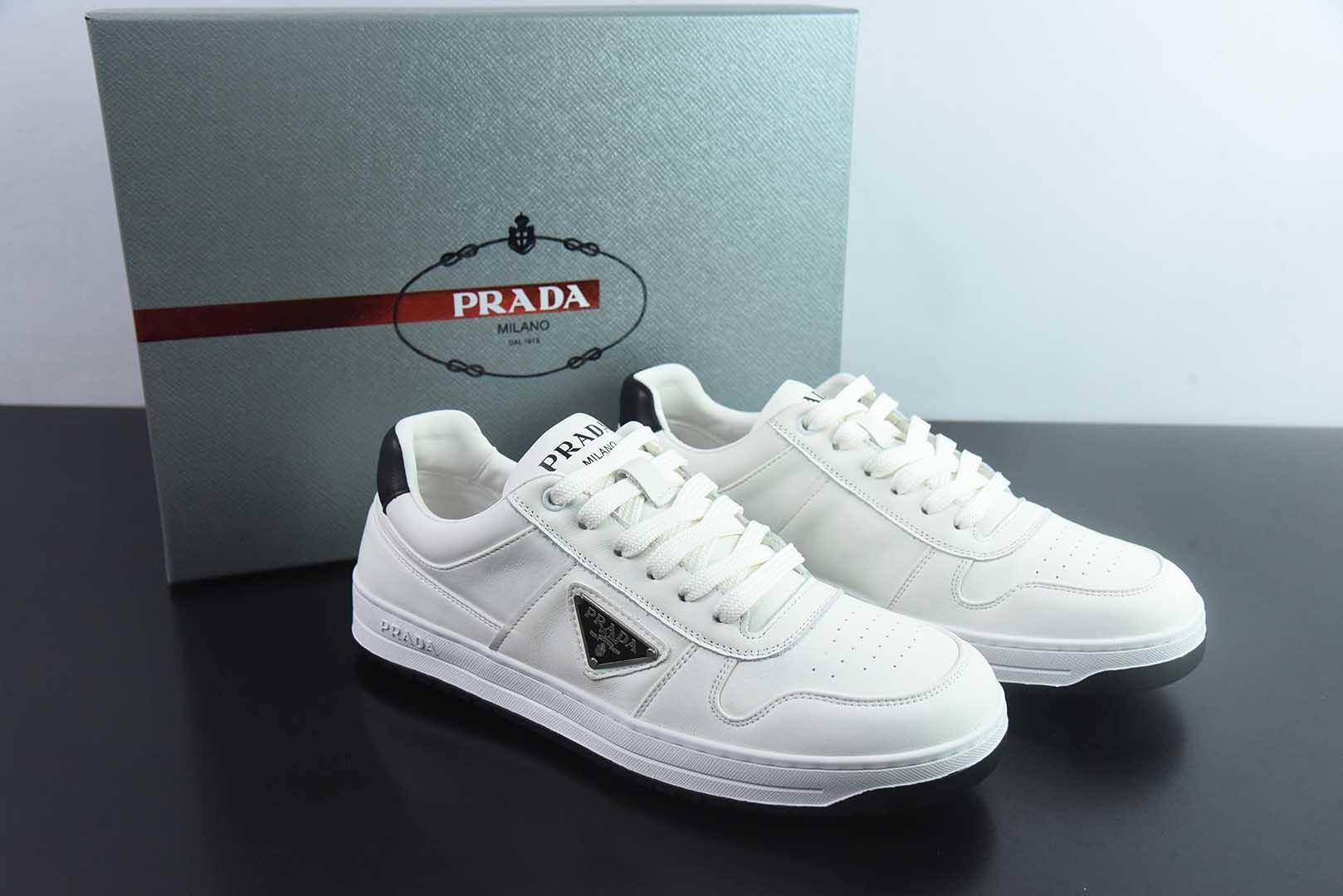 普拉达 PRADA Downtown Bold 徽标印花圆头系带低帮板鞋 5cm 女款 纯原版本 货号:BPL23771453 主图