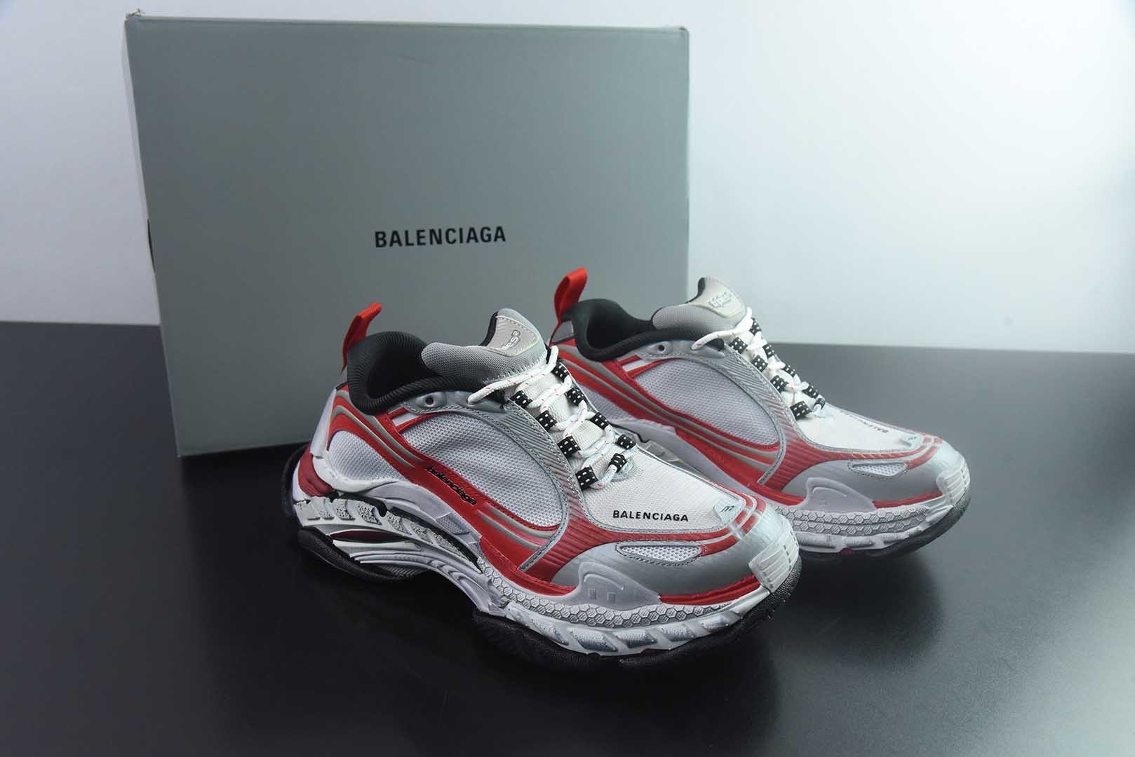 Balenciaga巴黎世家 Triple S .2 Gradient 厚底系带低帮老爹鞋 Balenciaga是由被誉为代表二十世纪的伟大天才设计师 Cristobal Balenciaga 创立的,在品牌创立的大半个世纪以来,巴黎世家一直以时尚、典雅闻名于时装界,它的主题产品有女士和男士提包、机车包、鞋子和时装,在15年王大仁卸任品牌设计师后,品牌的风格发生了翻天覆地的变化,凭借着人气超高的街头风T恤、老爹鞋等迅速霸屏各大时装周和时尚圈。/46 纯原版本 主图