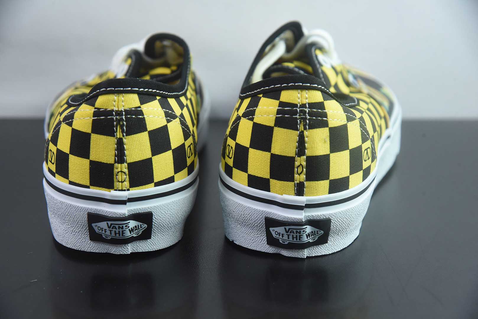 Valentino华伦天奴 x Vans 联名款黑黄棋盘格低帮休闲硫化帆布鞋纯原版本 货号:YS0M2ЗHPJBAH 实拍细节图