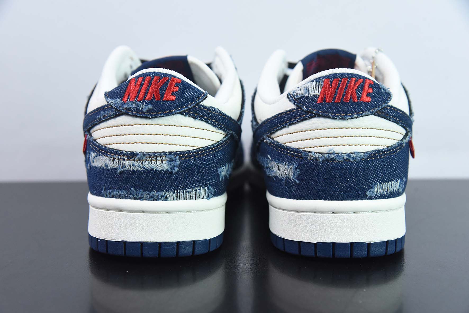 李维斯Levi's x 耐克 Nike DUNK SB LOW “拼接米白深蓝磨破牛仔布”货号:LE0021-001纯原版本 实拍细节图