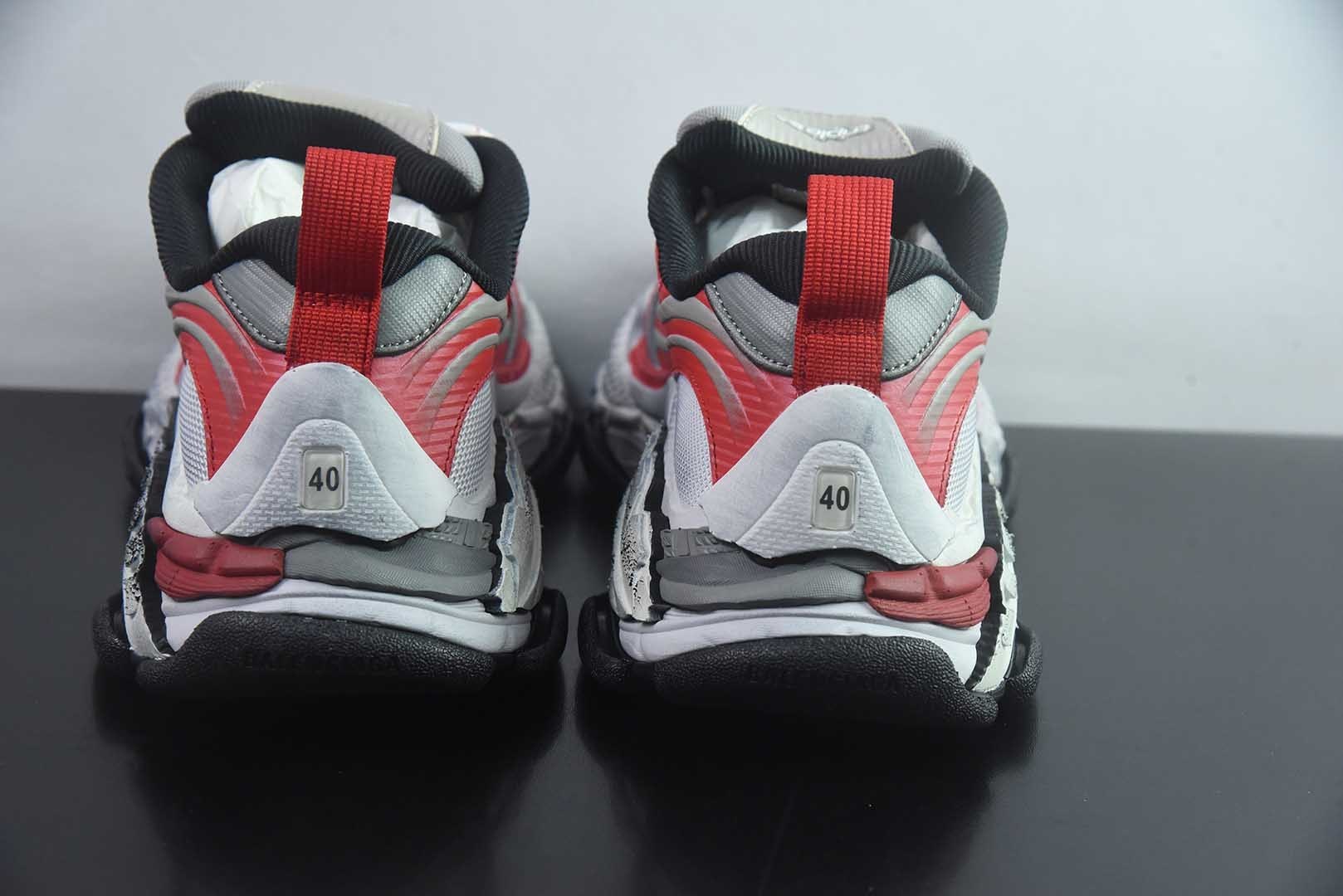 Balenciaga巴黎世家 Triple S .2 Gradient 厚底系带低帮老爹鞋 Balenciaga是由被誉为代表二十世纪的伟大天才设计师 Cristobal Balenciaga 创立的,在品牌创立的大半个世纪以来,巴黎世家一直以时尚、典雅闻名于时装界,它的主题产品有女士和男士提包、机车包、鞋子和时装,在15年王大仁卸任品牌设计师后,品牌的风格发生了翻天覆地的变化,凭借着人气超高的街头风T恤、老爹鞋等迅速霸屏各大时装周和时尚圈。/46 纯原版本 实拍细节图