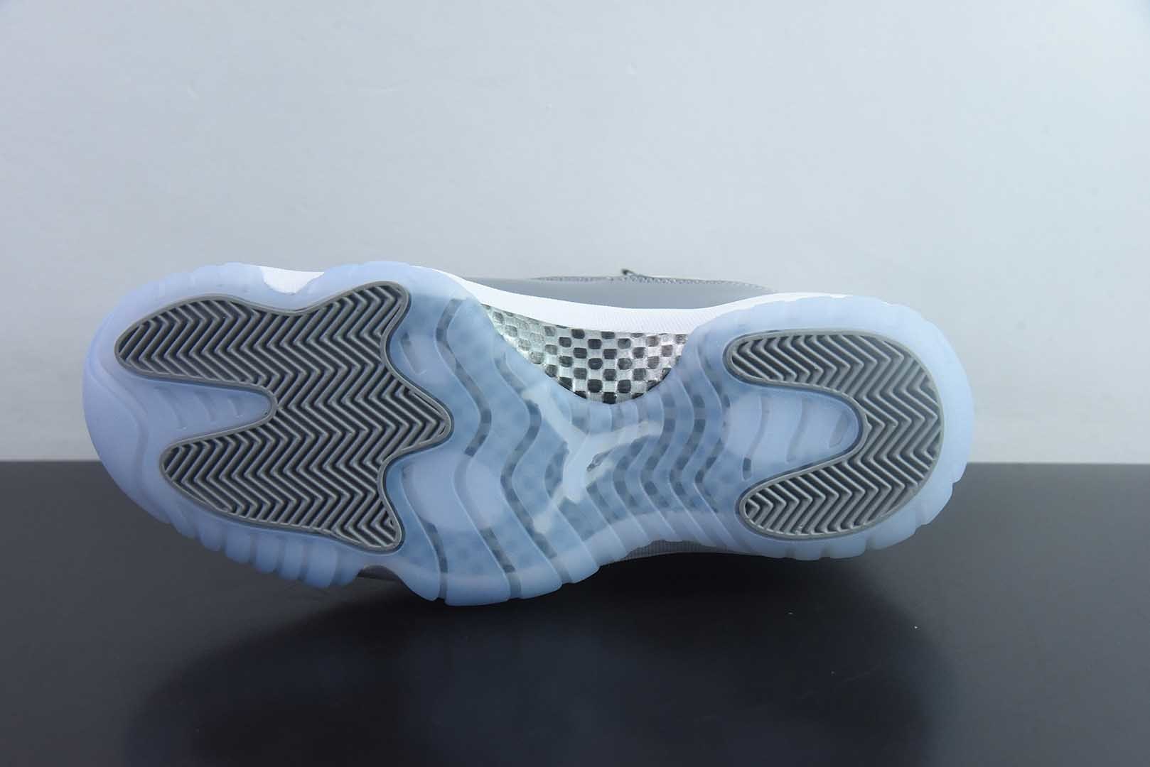 AJ11,Tinker Hatfield 于1995年操刀的里程碑之作,陪伴乔丹95-96赛季复出夺冠、写下72胜10负神话,被鞋圈奉为“正代天花板”。 纯原版本 货号:CT8012-005 实拍细节图