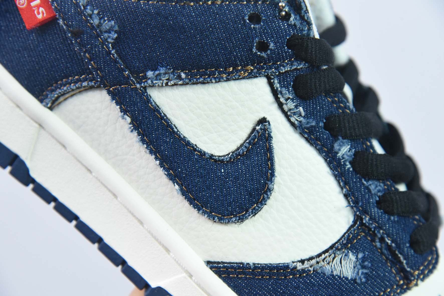 李维斯Levi's x 耐克 Nike DUNK SB LOW “拼接米白深蓝磨破牛仔布”货号:LE0021-001纯原版本 实拍细节图
