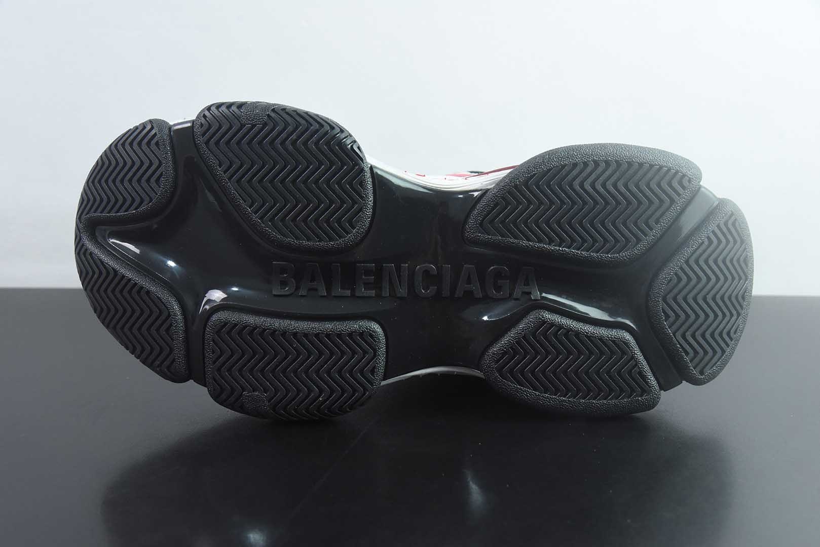 Balenciaga巴黎世家 Triple S .2 Gradient 厚底系带低帮老爹鞋 Balenciaga是由被誉为代表二十世纪的伟大天才设计师 Cristobal Balenciaga 创立的,在品牌创立的大半个世纪以来,巴黎世家一直以时尚、典雅闻名于时装界,它的主题产品有女士和男士提包、机车包、鞋子和时装,在15年王大仁卸任品牌设计师后,品牌的风格发生了翻天覆地的变化,凭借着人气超高的街头风T恤、老爹鞋等迅速霸屏各大时装周和时尚圈。/46 纯原版本 实拍细节图
