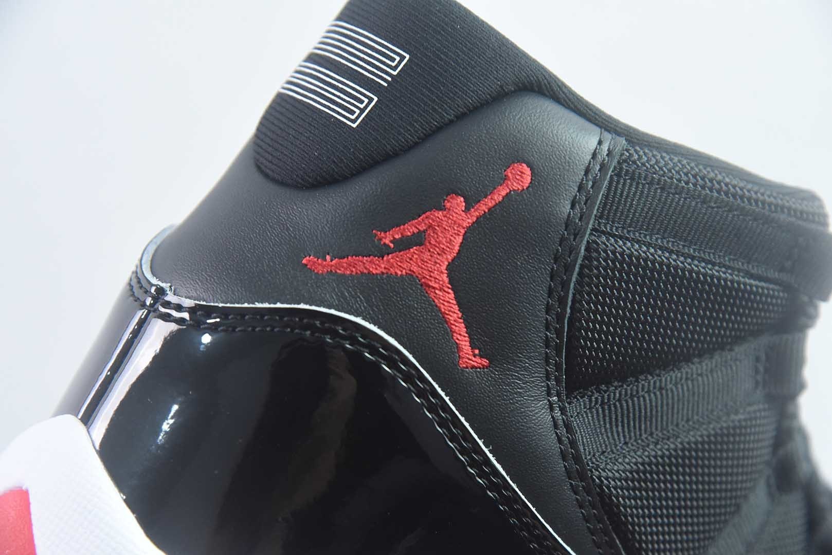 AJ11,Tinker Hatfield 于1995年操刀的里程碑之作,陪伴乔丹95-96赛季复出夺冠、写下72胜10负神话,被鞋圈奉为“正代天花板”。 纯原版本 货号:378037-061 实拍细节图