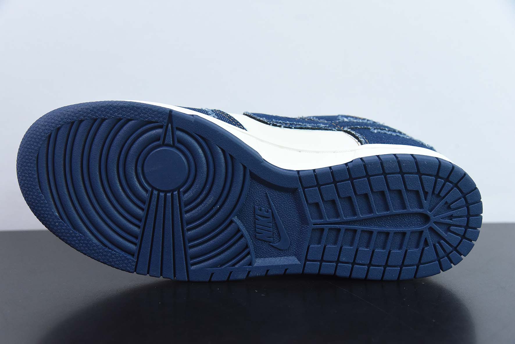 李维斯Levi's x 耐克 Nike DUNK SB LOW “拼接米白深蓝磨破牛仔布”货号:LE0021-001纯原版本 实拍细节图