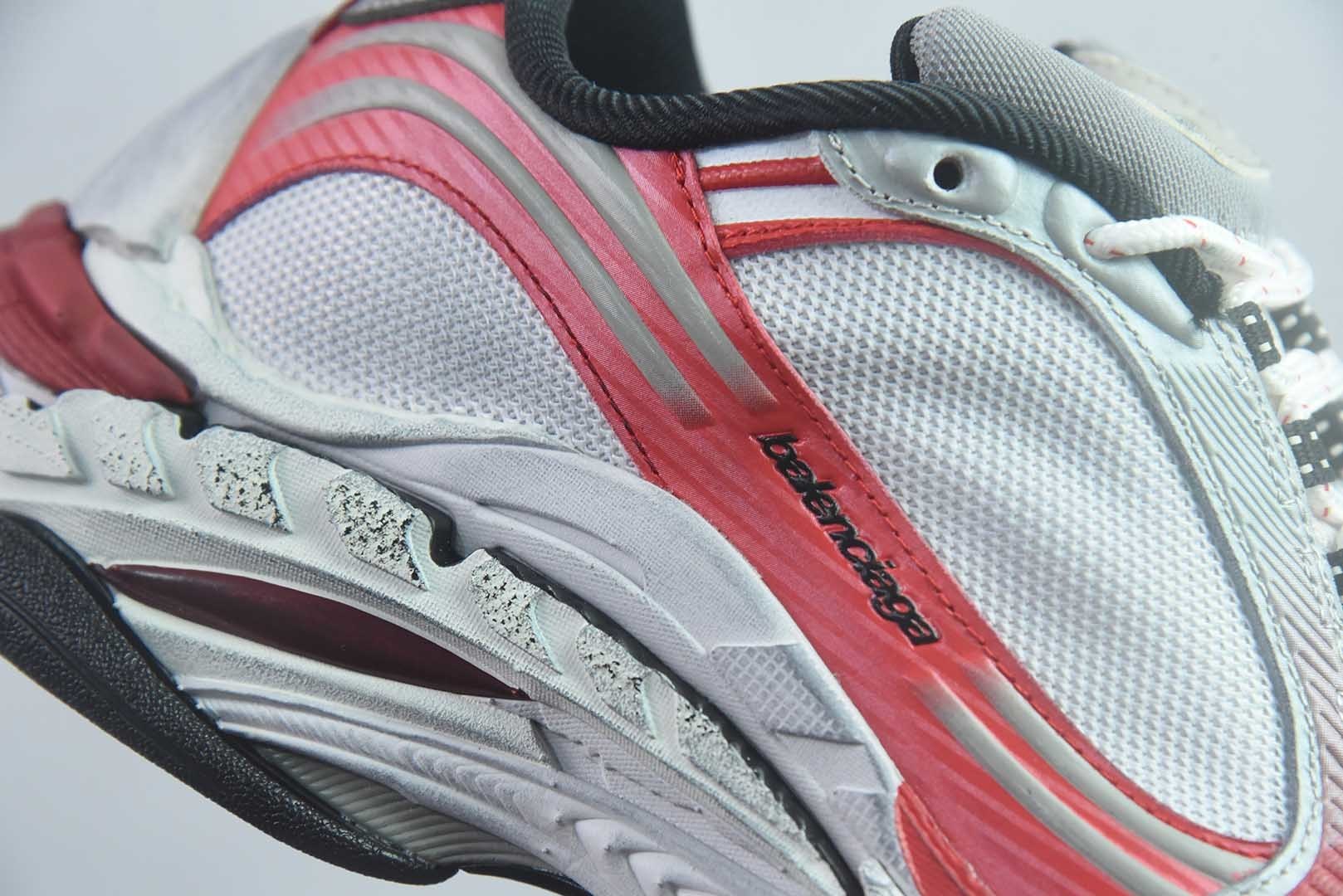 Balenciaga巴黎世家 Triple S .2 Gradient 厚底系带低帮老爹鞋 Balenciaga是由被誉为代表二十世纪的伟大天才设计师 Cristobal Balenciaga 创立的,在品牌创立的大半个世纪以来,巴黎世家一直以时尚、典雅闻名于时装界,它的主题产品有女士和男士提包、机车包、鞋子和时装,在15年王大仁卸任品牌设计师后,品牌的风格发生了翻天覆地的变化,凭借着人气超高的街头风T恤、老爹鞋等迅速霸屏各大时装周和时尚圈。/46 纯原版本 实拍细节图