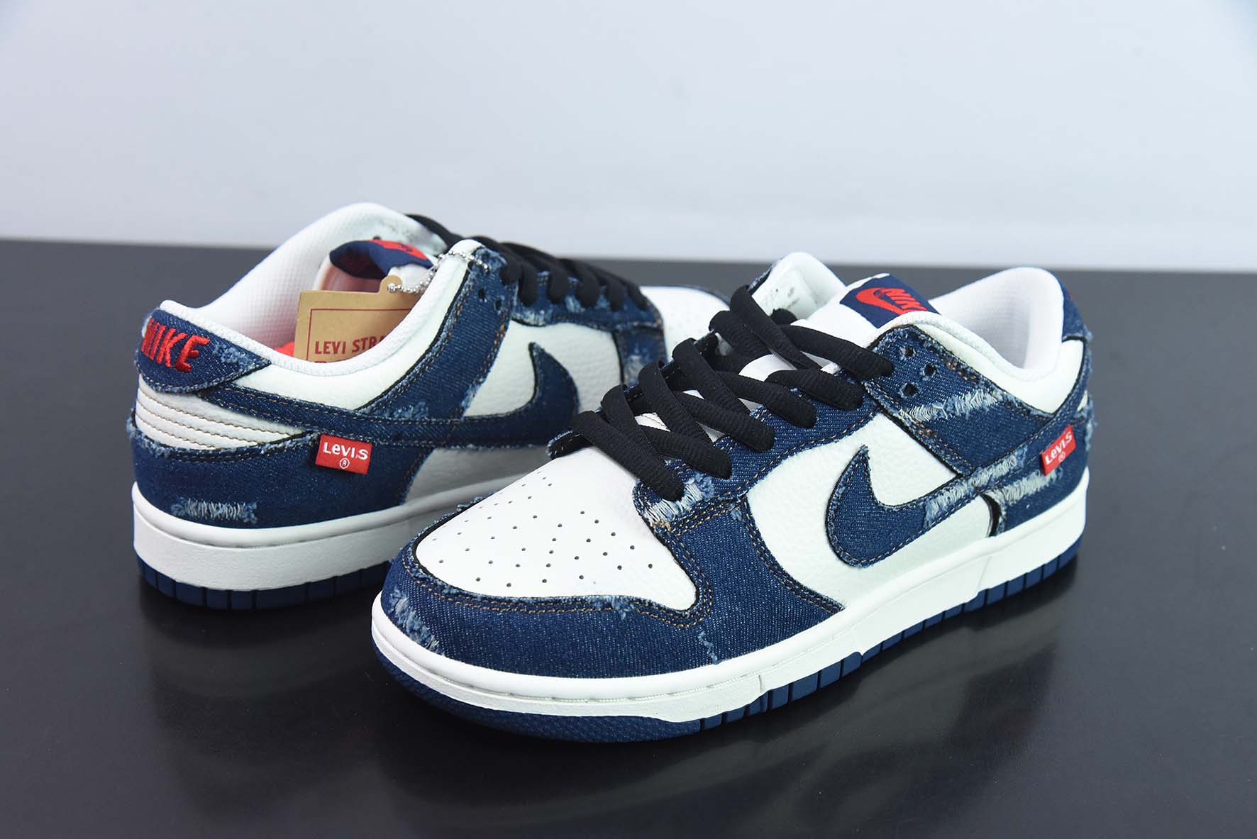 李维斯Levi's x 耐克 Nike DUNK SB LOW “拼接米白深蓝磨破牛仔布”货号:LE0021-001纯原版本 实拍细节图