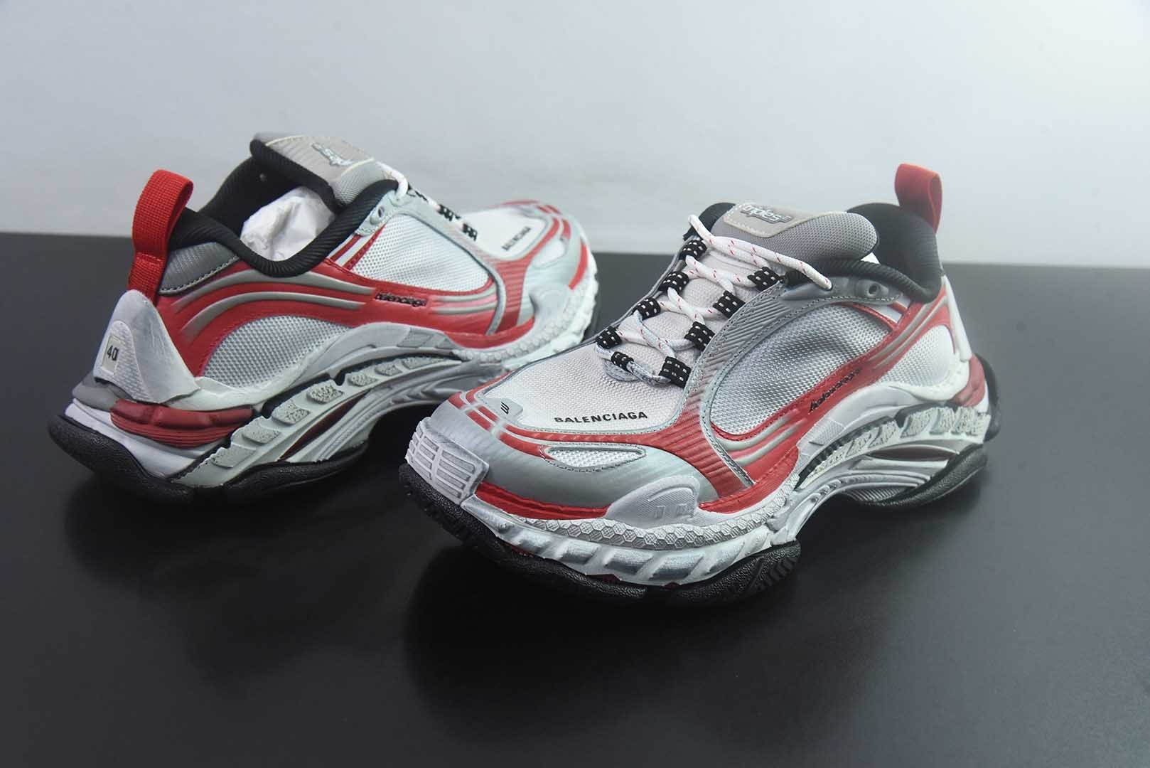 Balenciaga巴黎世家 Triple S .2 Gradient 厚底系带低帮老爹鞋 Balenciaga是由被誉为代表二十世纪的伟大天才设计师 Cristobal Balenciaga 创立的,在品牌创立的大半个世纪以来,巴黎世家一直以时尚、典雅闻名于时装界,它的主题产品有女士和男士提包、机车包、鞋子和时装,在15年王大仁卸任品牌设计师后,品牌的风格发生了翻天覆地的变化,凭借着人气超高的街头风T恤、老爹鞋等迅速霸屏各大时装周和时尚圈。/46 纯原版本 实拍细节图
