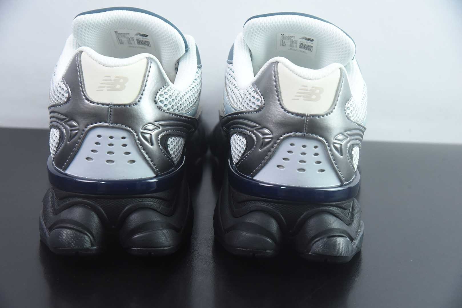 新百伦 New Balance NB9060 黑灰棕 U90603GS 全套原楦原纸板原厂数据开发 进口三明治网面 原装进口翻毛皮料正确绒感卡色 正确中底拉帮中底网布细节 原厂标裁 带紫光防伪 定制后跟透明水晶模块 冲裁组合 大底贴合程度胶水上色把控完美 整洁度挑战全网艺术家 多道序QC把关品质完善 匠心打造 耗时两个月开发完成 工艺极其复杂难度可想而知 新开独立私模大底 全网唯一正确六层组合大底 高端零售专供产物 纯原版本 实拍细节图