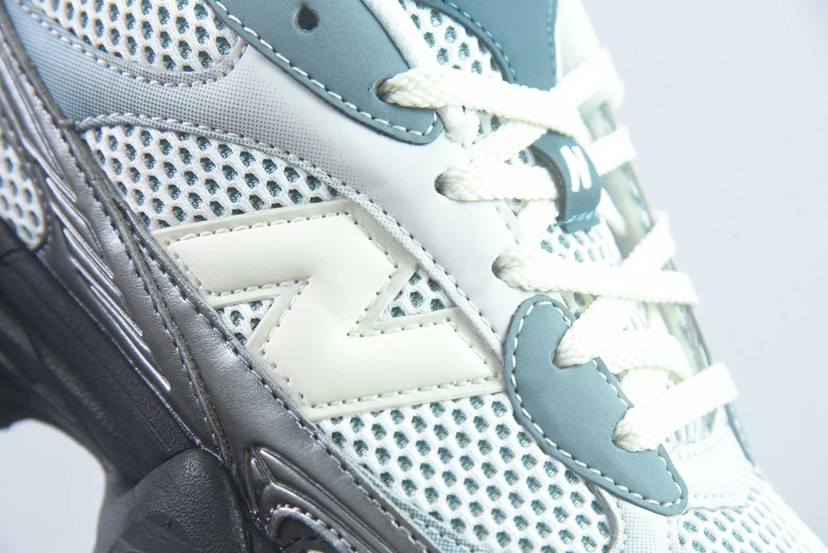 新百伦 New Balance NB9060 黑灰棕 U90603GS 全套原楦原纸板原厂数据开发 进口三明治网面 原装进口翻毛皮料正确绒感卡色 正确中底拉帮中底网布细节 原厂标裁 带紫光防伪 定制后跟透明水晶模块 冲裁组合 大底贴合程度胶水上色把控完美 整洁度挑战全网艺术家 多道序QC把关品质完善 匠心打造 耗时两个月开发完成 工艺极其复杂难度可想而知 新开独立私模大底 全网唯一正确六层组合大底 高端零售专供产物 纯原版本 实拍细节图
