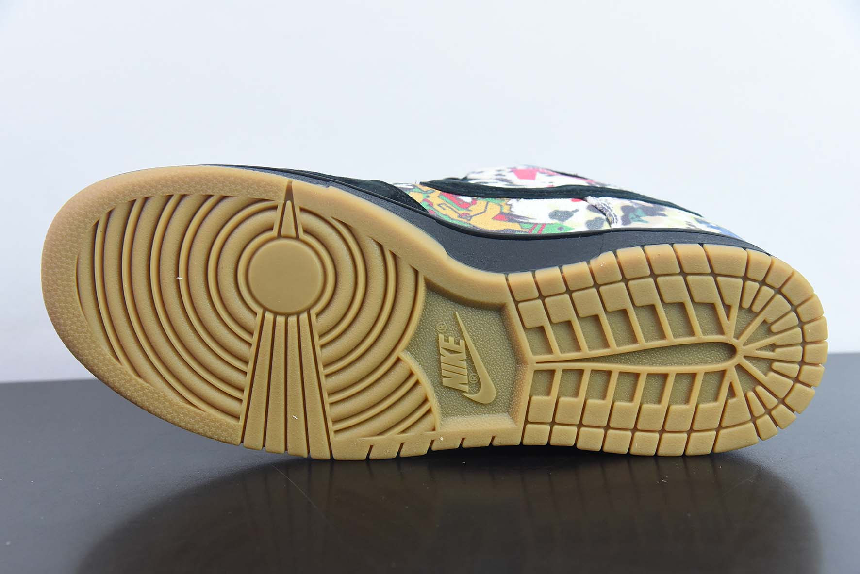 耐克 Nike SB Zoom Dunk Low 涂鸦 黑色低帮休闲板鞋 纯原版本 货号：FD8778-001 实拍细节图