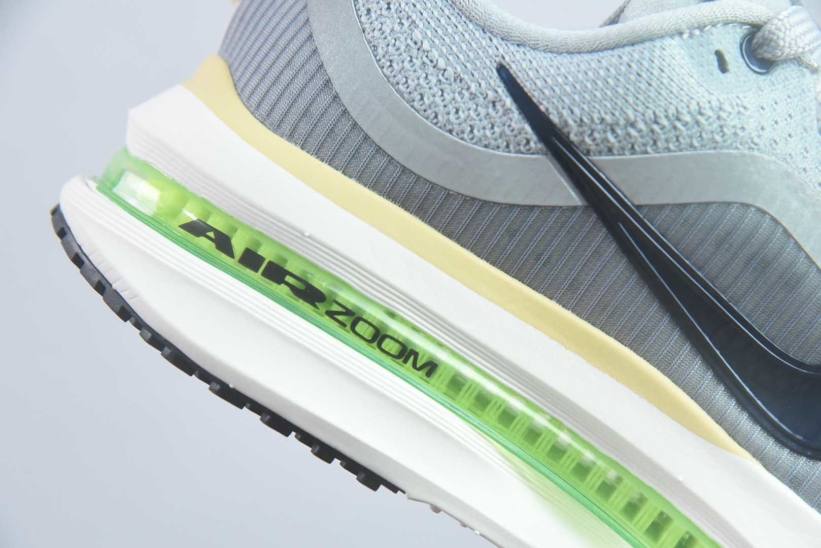 耐克 Nike Pegasus Premium 飞马全掌气垫跑步 紫色运动鞋 IR1815-012 气垫的究极进化 2025S 新王炸 • 在特有Air科技加持下, 带来全新Pegasus Premium。这款跑鞋在传承 飞马(Pegasus)系列标志性的缓震功能的同时,将首次搭载 的塑型可视化Air Zoom气垫单元。• 塑型Air Zoom气垫单元贴合脚部的自然轮廓,帮助跑者在从后跟到脚趾的过渡中能够有效传递 力量,带来一种前所未有的轻盈、顺畅回馈体验。中底采用ZoomX泡绵,后跟则使用ReactX泡绵,为跑者提供稳定流畅的推进感。• 塑型可视化Air Zoom气垫单元和精心配置的泡绵组合,让Pegasus Premium成为 飞马系列中颇具能量回馈的鞋款。• 全新Pegasus Premium不仅展示了 势头强劲的创新周期,证明了其特有的Air科技的强大实力,更体现了 倾听和服务运动员的能力。 纯原版本 货号:NDM19175337 实拍细节图