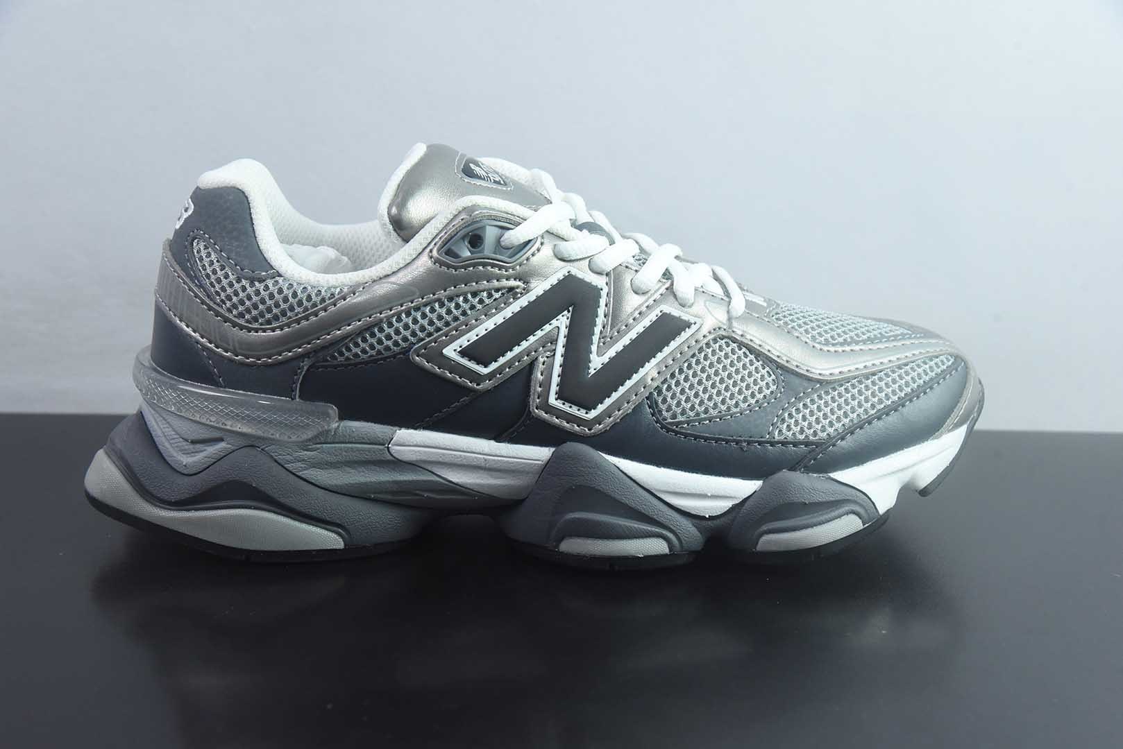 新百伦 New Balance NB9060 U906051K 全套原楦原纸板原厂数据开发 进口三明治网面 原装进口翻毛皮料正确绒感卡色 正确中底拉帮中底网布细节 原厂标裁 带 光防伪 定制后跟透明水晶模块 冲裁组合 大底贴合程度胶水上色把控完美 整洁度挑战全网艺术家 多道序QC把关品质完善 匠心打造 耗时两个月开发完成 工艺极其复杂难度可想而知 新开独立私模大底 全网唯一正确六层组合大底 高端零售专供产物 灰 纯原版本 货号:TBT57282833 实拍细节图