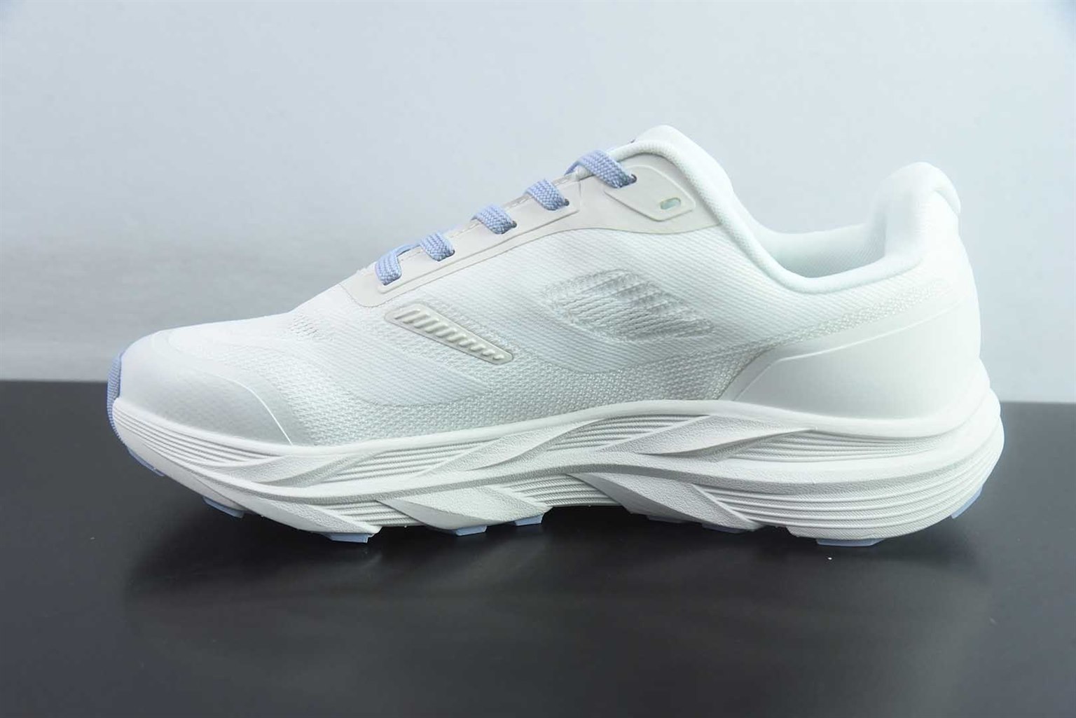 可隆 KOLON SPORT / SPORT KRUST 抓地 V 底巴斯夫轻盈 户外 徒步 越野 白色跑鞋 / 纯原版本 货号：LUFH5AN001 实拍细节图