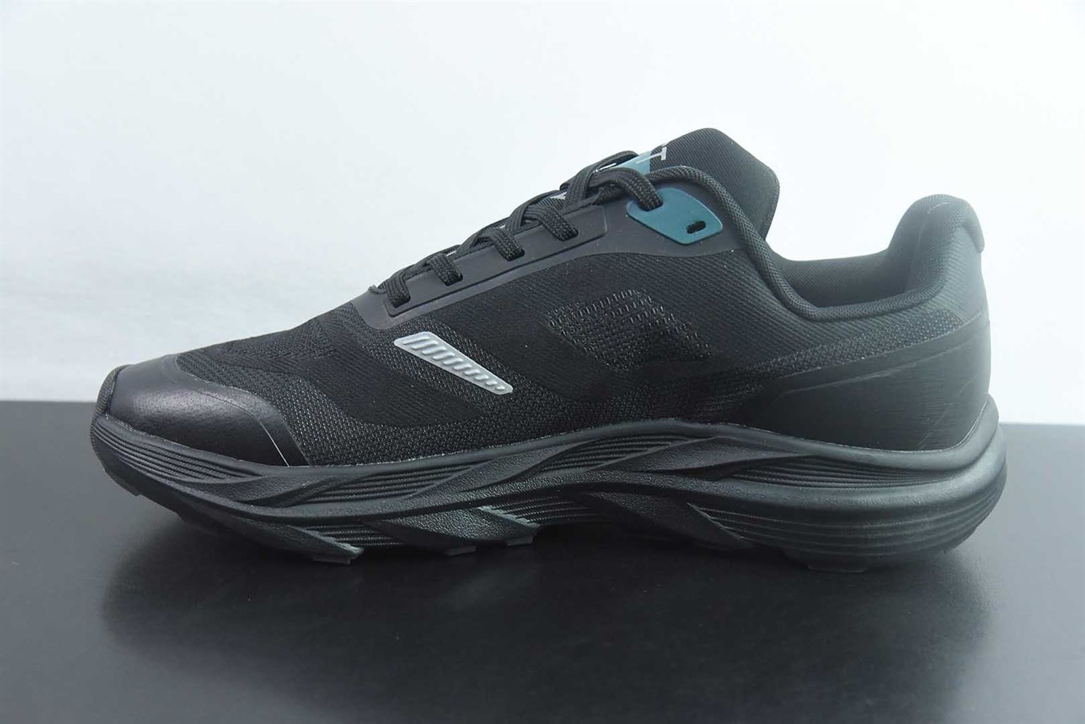 可隆 KOLON SPORT / SPORT KRUST 抓地 V 底巴斯夫轻盈 户外 徒步 越野 黑色跑鞋 / 纯原版本 货号：LUFH5AN001 实拍细节图