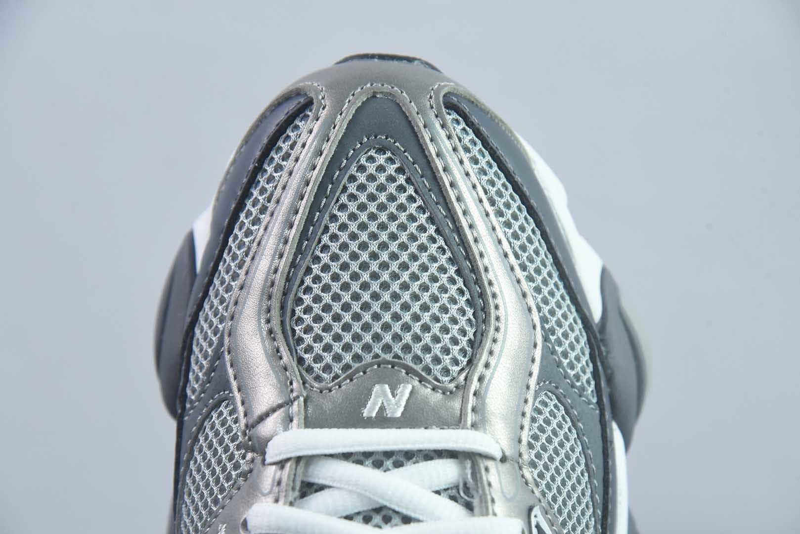 新百伦 New Balance NB9060 U906051K 全套原楦原纸板原厂数据开发 进口三明治网面 原装进口翻毛皮料正确绒感卡色 正确中底拉帮中底网布细节 原厂标裁 带 光防伪 定制后跟透明水晶模块 冲裁组合 大底贴合程度胶水上色把控完美 整洁度挑战全网艺术家 多道序QC把关品质完善 匠心打造 耗时两个月开发完成 工艺极其复杂难度可想而知 新开独立私模大底 全网唯一正确六层组合大底 高端零售专供产物 灰 纯原版本 货号:TBT57282833 实拍细节图