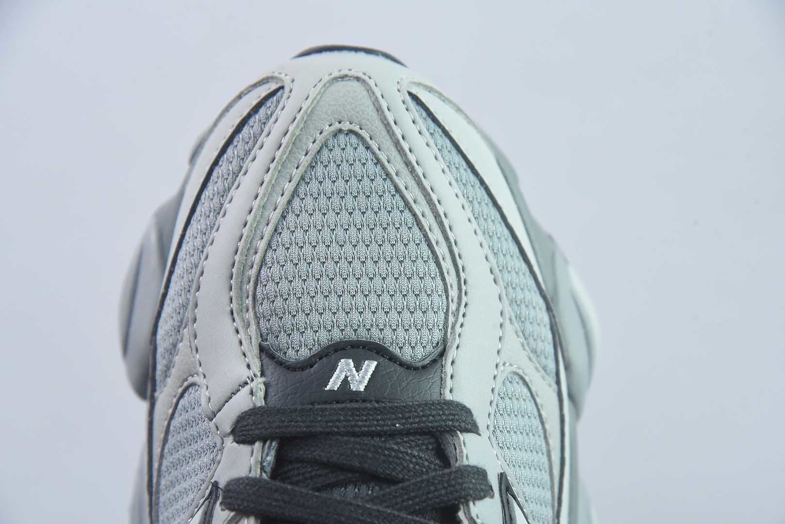 新百伦 New Balance NB9060 U90609XS 全套原楦原纸板原厂数据开发 进口三明治网面 原装进口翻毛皮料正确绒感卡色 正确中底拉帮中底网布细节 原厂标裁 带 光防伪 定制后跟透明水晶模块 冲裁组合 大底贴合程度胶水上色把控完美 整洁度挑战全网艺术家 多道序QC把关品质完善 匠心打造 耗时两个月开发完成 工艺极其复杂难度可想而知 新开独立私模大底 全网唯一正确六层组合大底 高端零售专供产物 灰色 纯原版本 货号:TBT57282833 实拍细节图