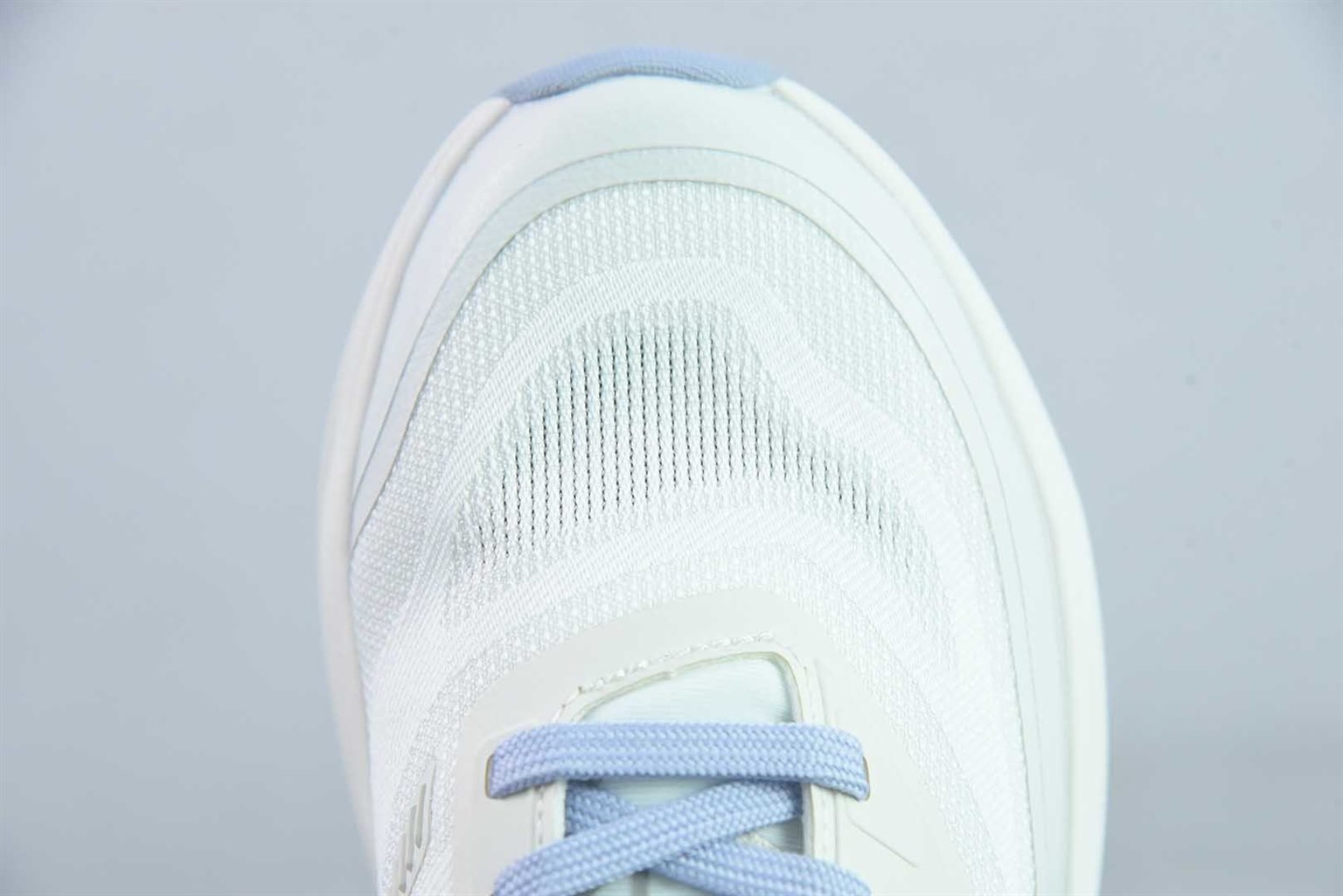 可隆 KOLON SPORT / SPORT KRUST 抓地 V 底巴斯夫轻盈 户外 徒步 越野 白色跑鞋 / 纯原版本 货号：LUFH5AN001 实拍细节图