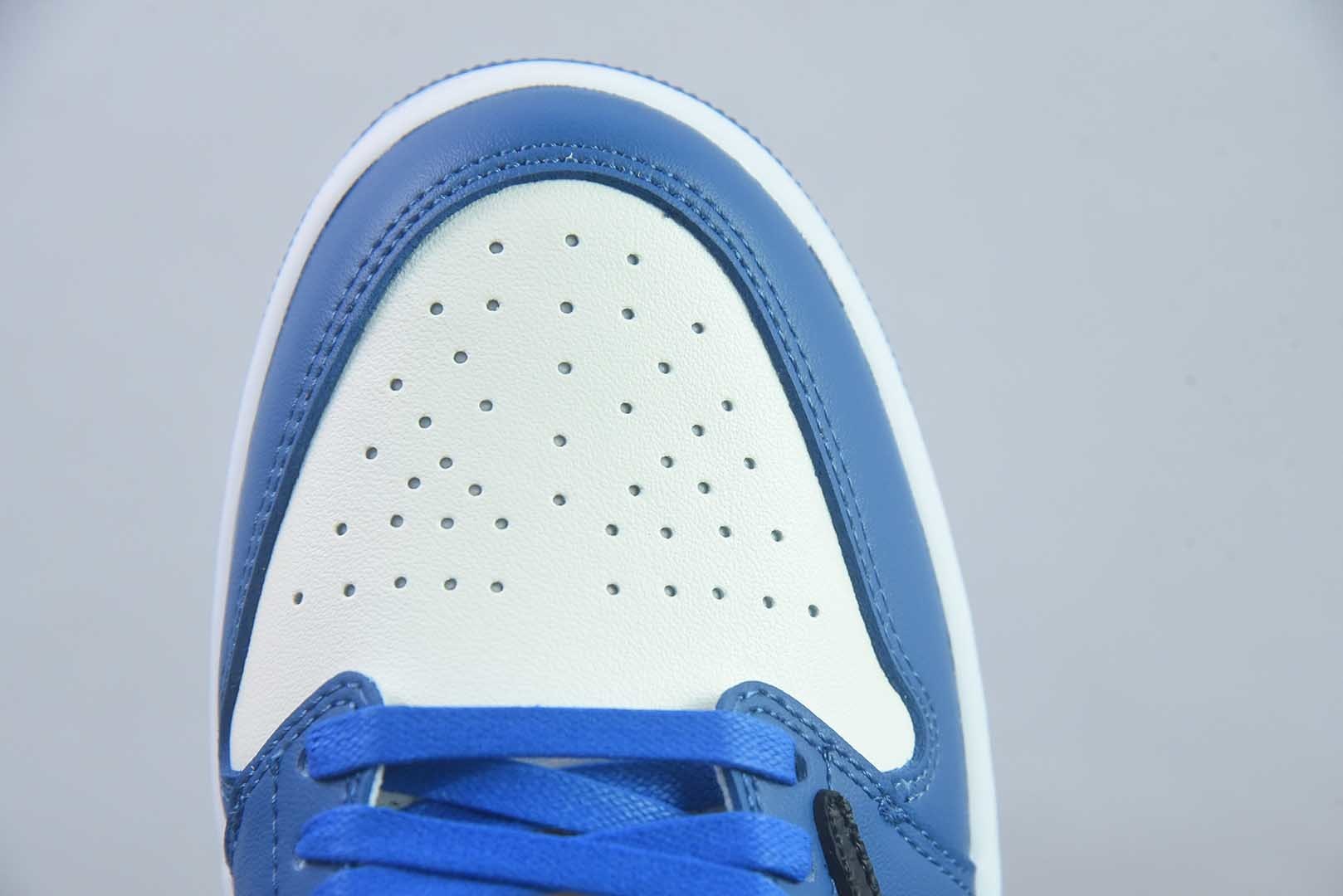 乔丹 Air Jordan × Travis Scott 1 Low OG 倒钩 141 蓝白 纯原版本 货号：DM7866 实拍细节图