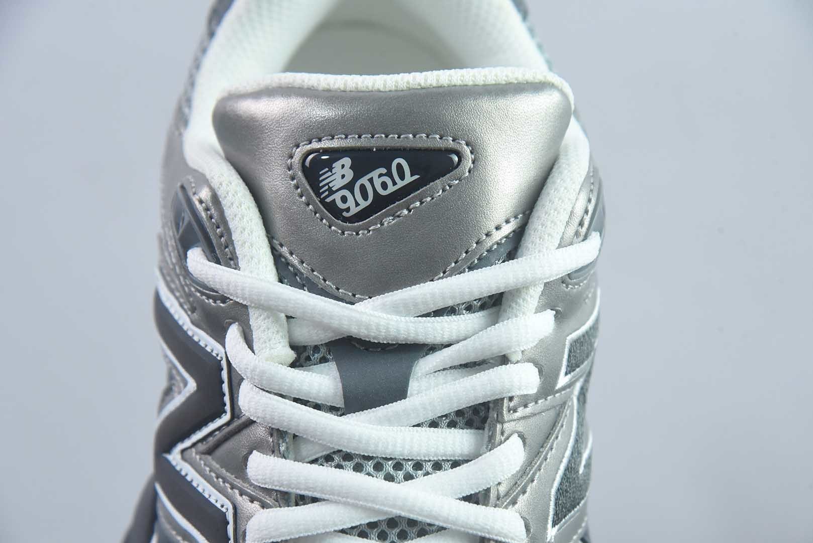 新百伦 New Balance NB9060 U906051K 全套原楦原纸板原厂数据开发 进口三明治网面 原装进口翻毛皮料正确绒感卡色 正确中底拉帮中底网布细节 原厂标裁 带 光防伪 定制后跟透明水晶模块 冲裁组合 大底贴合程度胶水上色把控完美 整洁度挑战全网艺术家 多道序QC把关品质完善 匠心打造 耗时两个月开发完成 工艺极其复杂难度可想而知 新开独立私模大底 全网唯一正确六层组合大底 高端零售专供产物 灰 纯原版本 货号:TBT57282833 实拍细节图