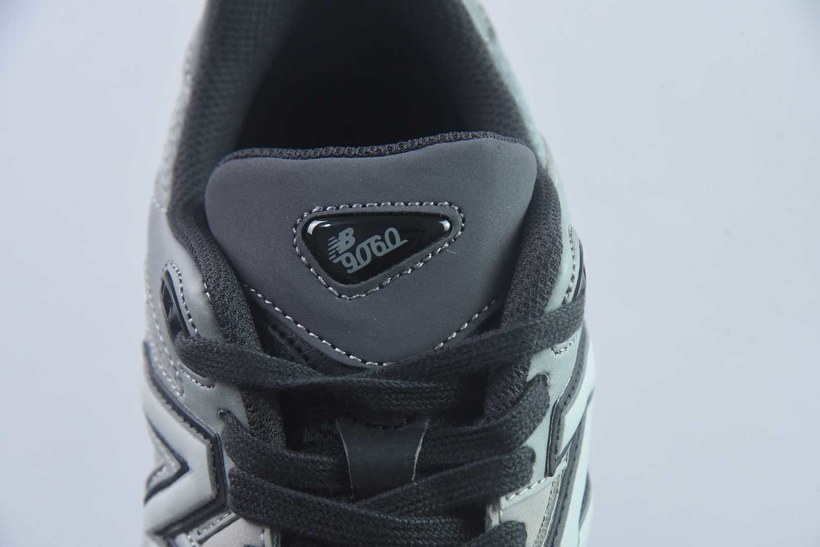新百伦 New Balance NB9060 U90609XS 全套原楦原纸板原厂数据开发 进口三明治网面 原装进口翻毛皮料正确绒感卡色 正确中底拉帮中底网布细节 原厂标裁 带 光防伪 定制后跟透明水晶模块 冲裁组合 大底贴合程度胶水上色把控完美 整洁度挑战全网艺术家 多道序QC把关品质完善 匠心打造 耗时两个月开发完成 工艺极其复杂难度可想而知 新开独立私模大底 全网唯一正确六层组合大底 高端零售专供产物 灰色 纯原版本 货号:TBT57282833 实拍细节图