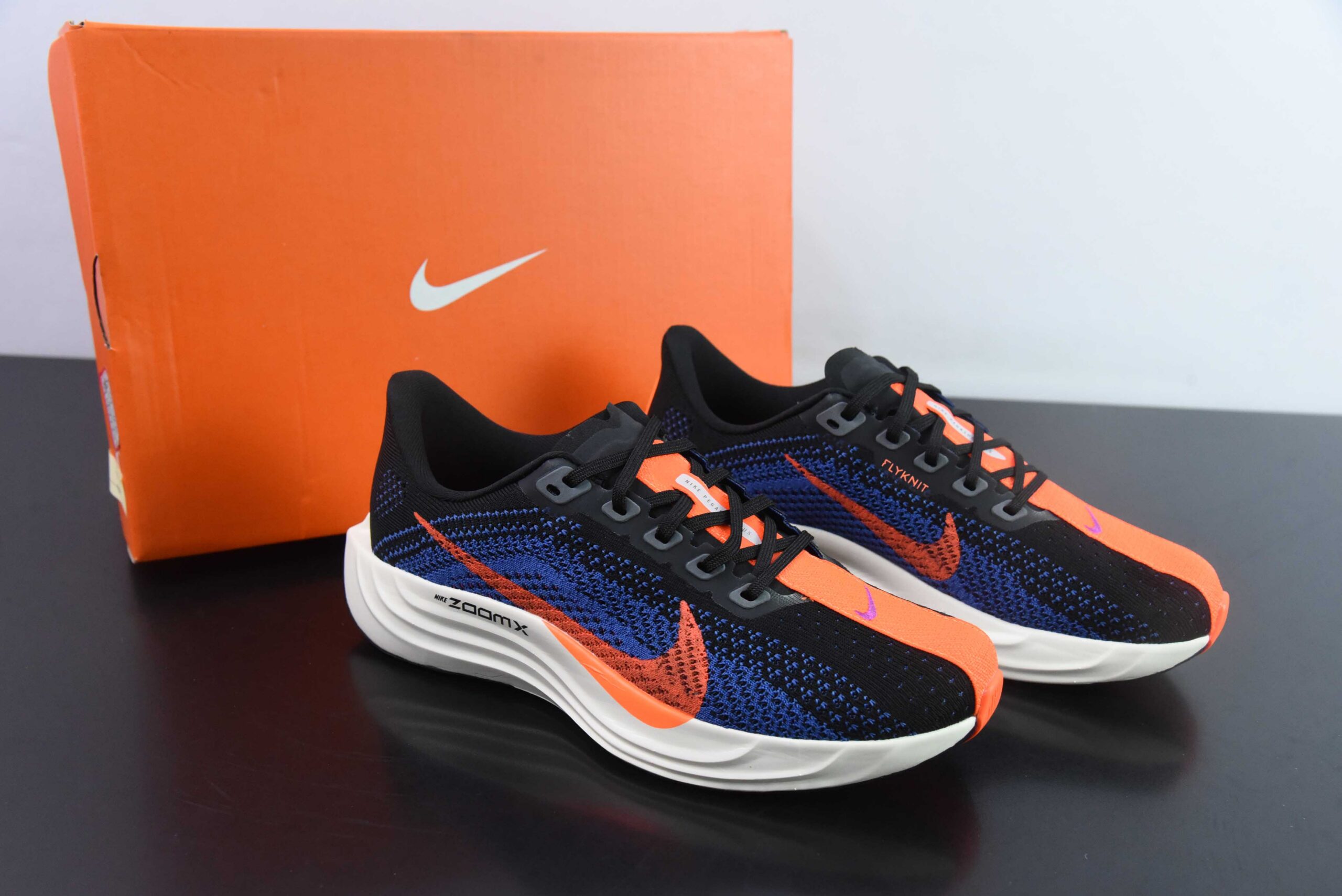 耐克 Nike Air Zoom Pegasus Plus 飞马加强版系列低帮马拉松休闲运动 黑橙慢跑鞋 纯原版本 货号：FQ7262-008 主图
