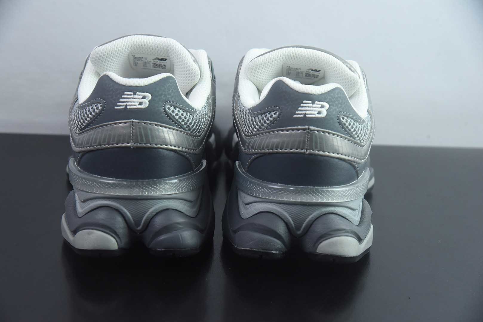 新百伦 New Balance NB9060 U906051K 全套原楦原纸板原厂数据开发 进口三明治网面 原装进口翻毛皮料正确绒感卡色 正确中底拉帮中底网布细节 原厂标裁 带 光防伪 定制后跟透明水晶模块 冲裁组合 大底贴合程度胶水上色把控完美 整洁度挑战全网艺术家 多道序QC把关品质完善 匠心打造 耗时两个月开发完成 工艺极其复杂难度可想而知 新开独立私模大底 全网唯一正确六层组合大底 高端零售专供产物 灰 纯原版本 货号:TBT57282833 实拍细节图