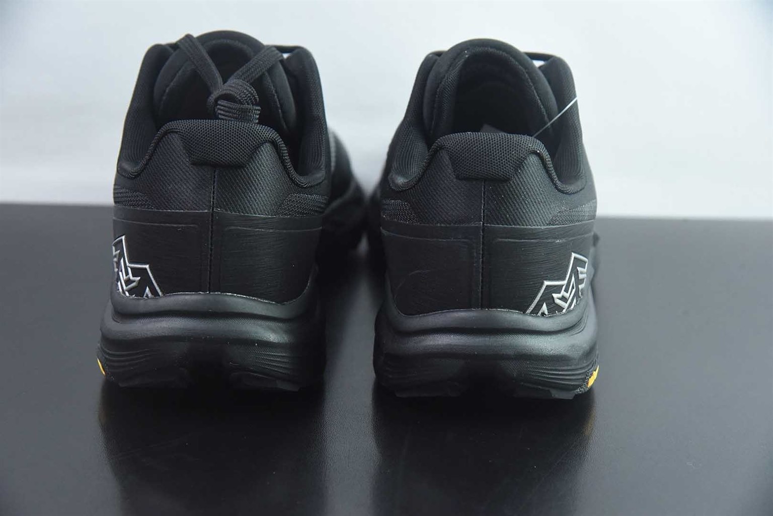 可隆 KOLON SPORT / SPORT KRUST 抓地 V 底巴斯夫轻盈 户外 徒步 越野 黑色跑鞋 / 纯原版本 货号：LUFH5AN001 实拍细节图