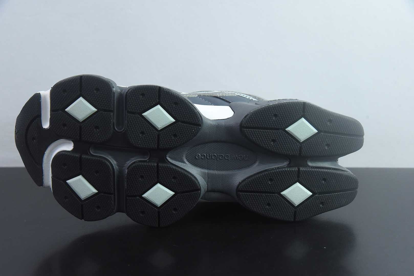 新百伦 New Balance NB9060 U906051K 全套原楦原纸板原厂数据开发 进口三明治网面 原装进口翻毛皮料正确绒感卡色 正确中底拉帮中底网布细节 原厂标裁 带 光防伪 定制后跟透明水晶模块 冲裁组合 大底贴合程度胶水上色把控完美 整洁度挑战全网艺术家 多道序QC把关品质完善 匠心打造 耗时两个月开发完成 工艺极其复杂难度可想而知 新开独立私模大底 全网唯一正确六层组合大底 高端零售专供产物 灰 纯原版本 货号:TBT57282833 实拍细节图