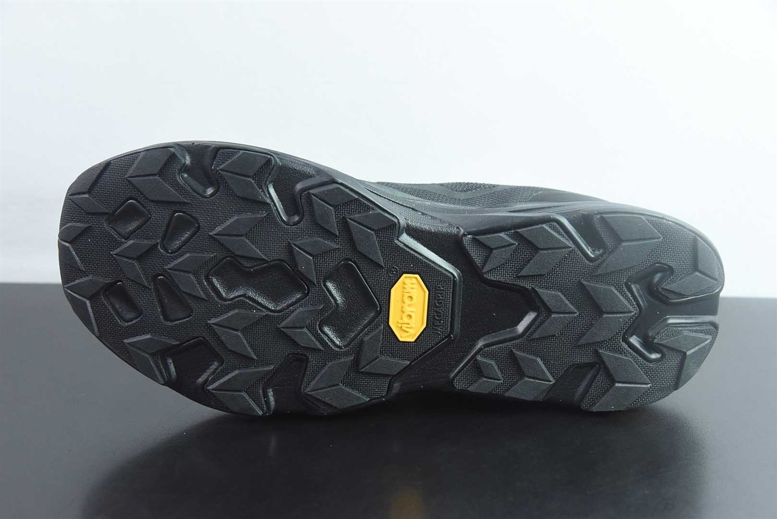 可隆 KOLON SPORT / SPORT KRUST 抓地 V 底巴斯夫轻盈 户外 徒步 越野 黑色跑鞋 / 纯原版本 货号：LUFH5AN001 实拍细节图