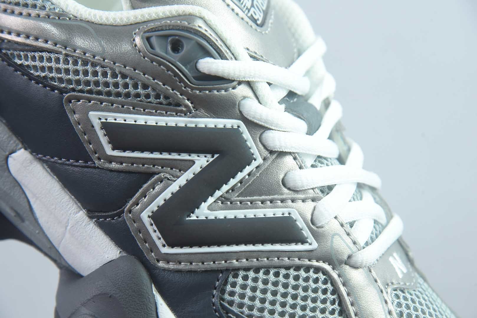 新百伦 New Balance NB9060 U906051K 全套原楦原纸板原厂数据开发 进口三明治网面 原装进口翻毛皮料正确绒感卡色 正确中底拉帮中底网布细节 原厂标裁 带 光防伪 定制后跟透明水晶模块 冲裁组合 大底贴合程度胶水上色把控完美 整洁度挑战全网艺术家 多道序QC把关品质完善 匠心打造 耗时两个月开发完成 工艺极其复杂难度可想而知 新开独立私模大底 全网唯一正确六层组合大底 高端零售专供产物 灰 纯原版本 货号:TBT57282833 实拍细节图