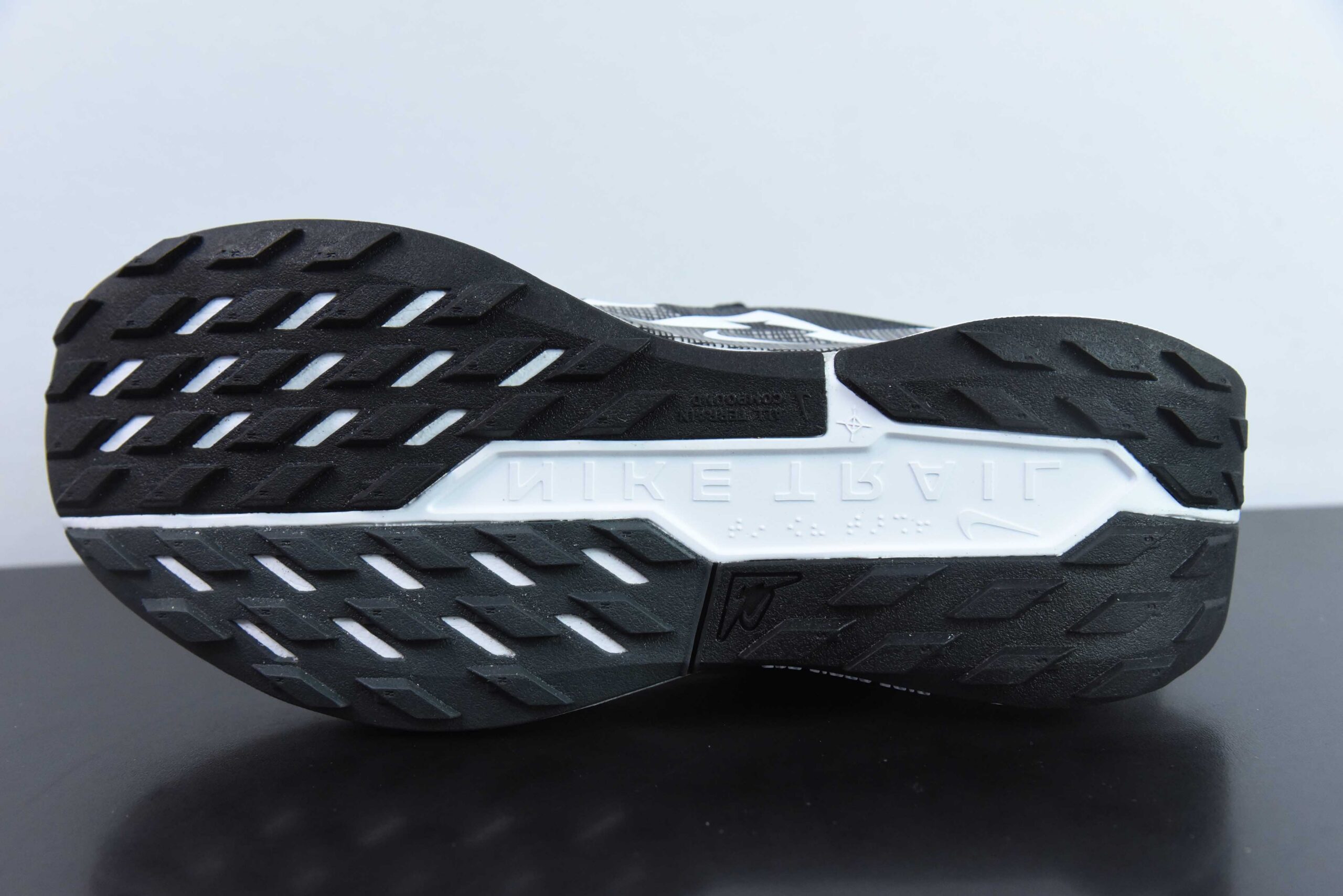 耐克 Nike Reactx Pegasus Trail 5 飞马越野5代系列低帮户外轻量休闲运动越野 黑白慢跑鞋 纯原版本 货号:DV3864-001 实拍细节图
