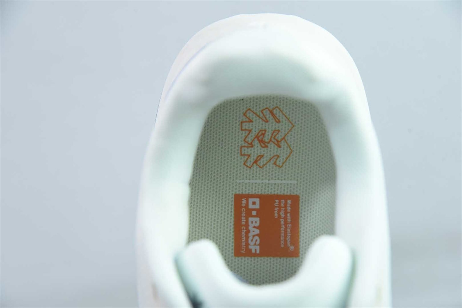 可隆 KOLON SPORT / SPORT KRUST 抓地 V 底巴斯夫轻盈 户外 徒步 越野 白色跑鞋 / 纯原版本 货号：LUFH5AN001 实拍细节图
