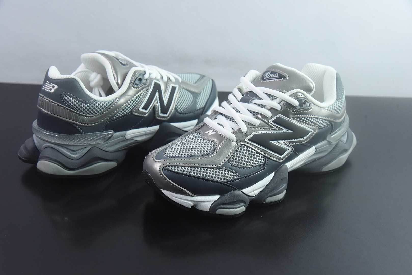 新百伦 New Balance NB9060 U906051K 全套原楦原纸板原厂数据开发 进口三明治网面 原装进口翻毛皮料正确绒感卡色 正确中底拉帮中底网布细节 原厂标裁 带 光防伪 定制后跟透明水晶模块 冲裁组合 大底贴合程度胶水上色把控完美 整洁度挑战全网艺术家 多道序QC把关品质完善 匠心打造 耗时两个月开发完成 工艺极其复杂难度可想而知 新开独立私模大底 全网唯一正确六层组合大底 高端零售专供产物 灰 纯原版本 货号:TBT57282833 实拍细节图