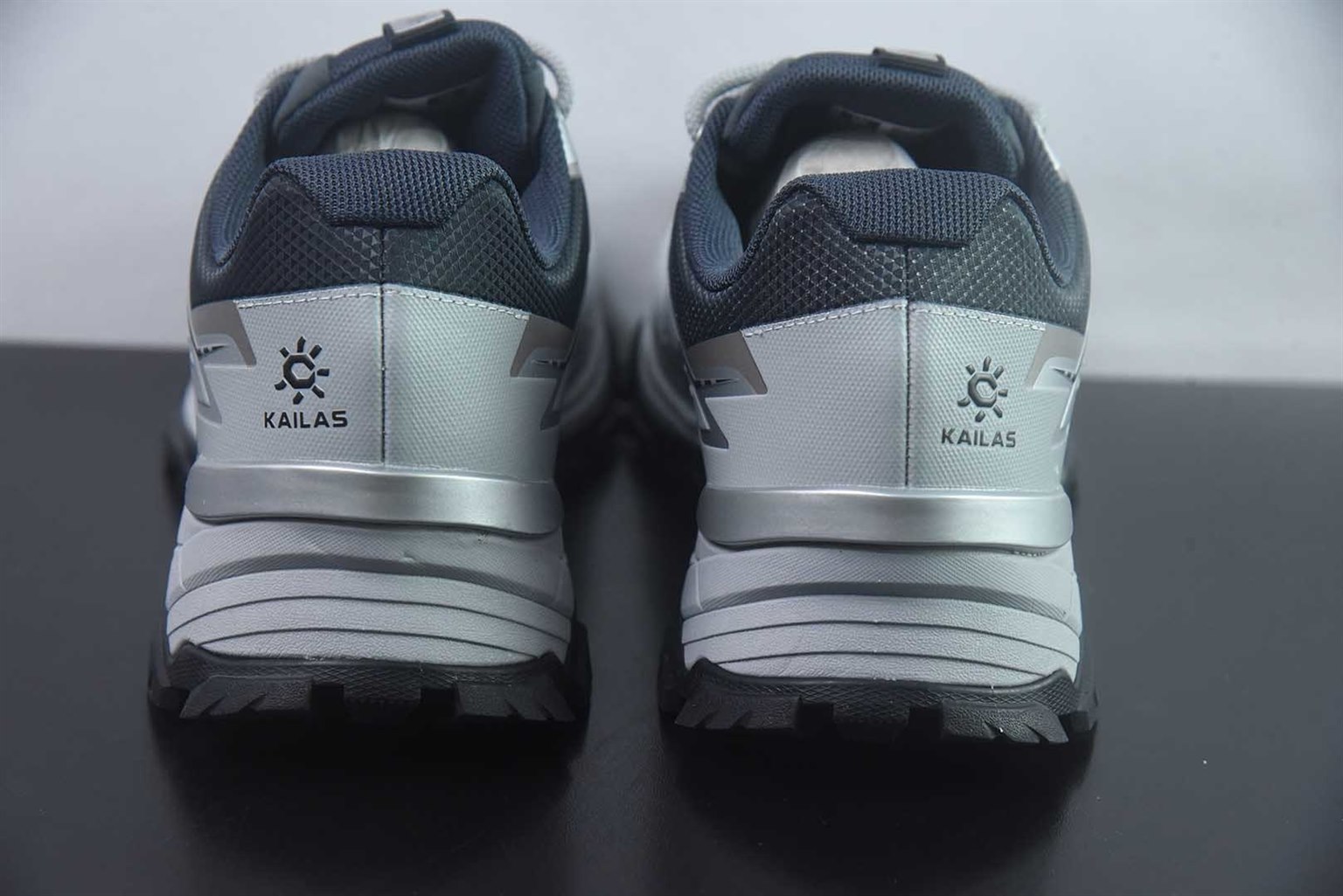 凯乐石 KAILAS 远征 5 Vibram 防滑强抓地力夏季网面防砂防撞户外运动 减震耐磨透气支撑 登山 银色徒步鞋 男款 纯原版本 货号：DHDC68738430 实拍细节图