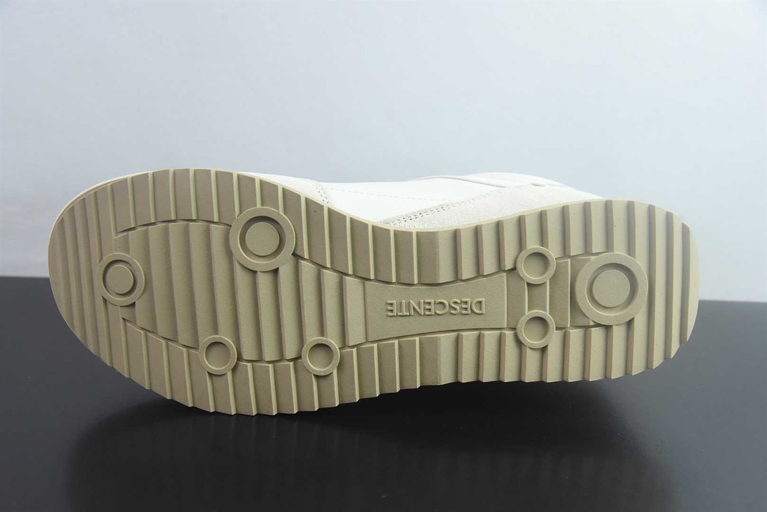 迪桑特 DESCENTE CHRON Tempo LTR V2 米白休闲鞋 纯原版本 实拍细节图