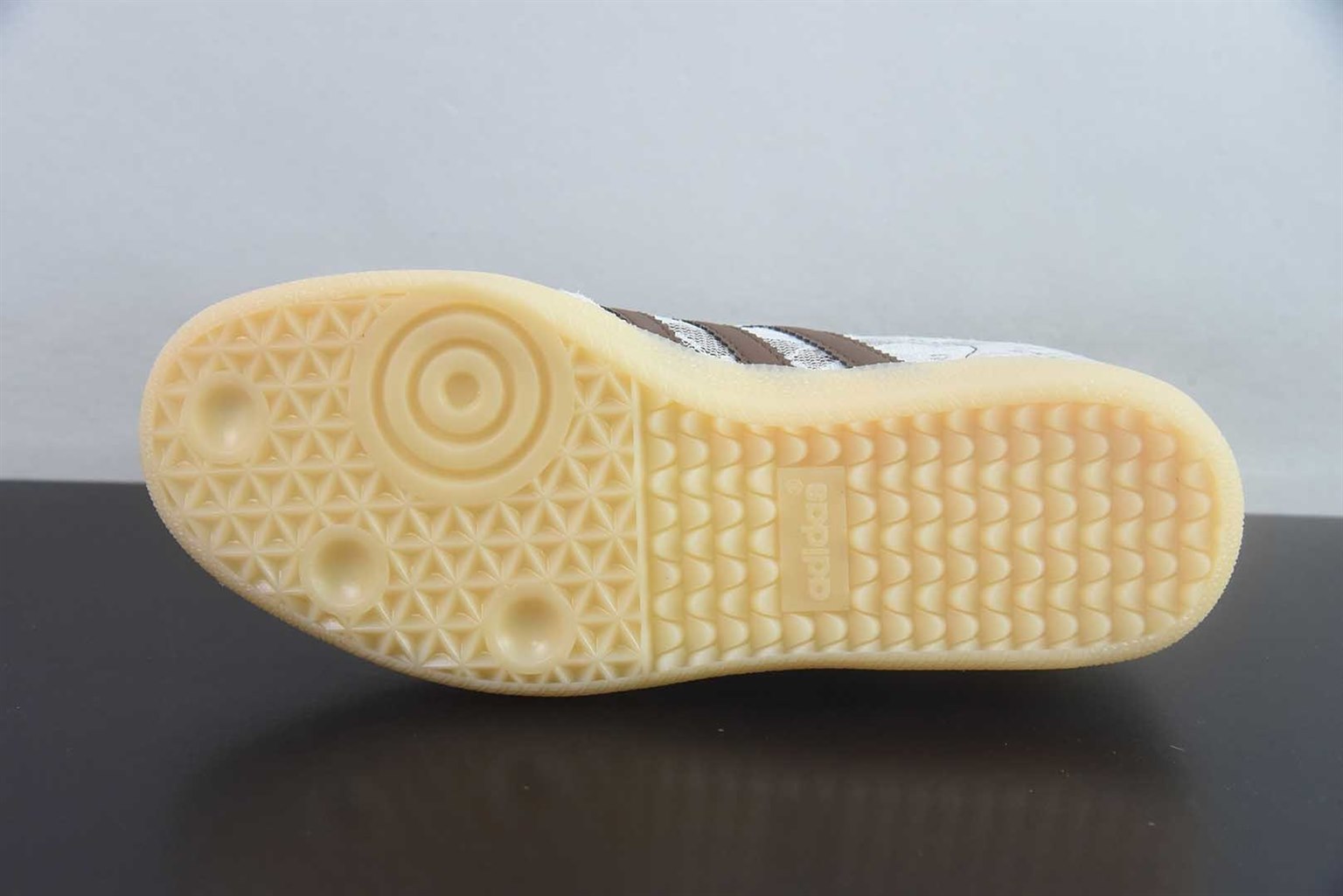 阿迪达斯 Adidas Samba Vegan 阿迪三叶草 白休闲板鞋 纯原版本 货号:KZ8197 实拍细节图