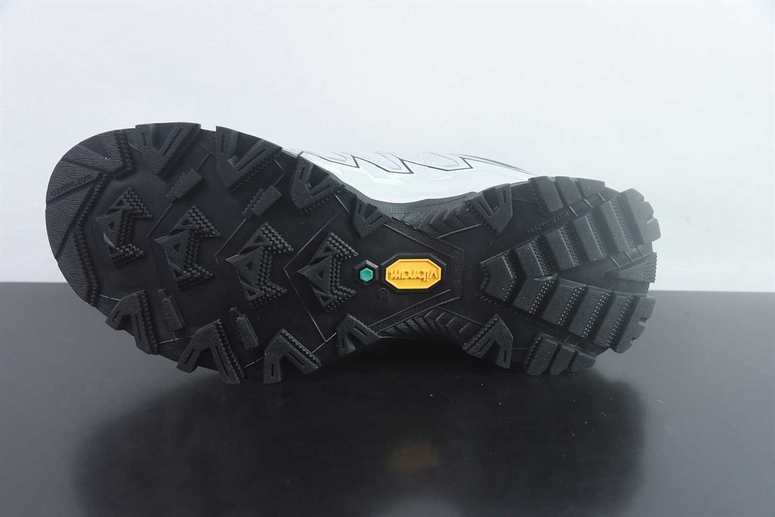 凯乐石 KAILAS 远征 5 Vibram 防滑强抓地力夏季网面防砂防撞户外运动 减震耐磨透气支撑 登山 银色徒步鞋 男款 纯原版本 货号：DHDC68738430 实拍细节图