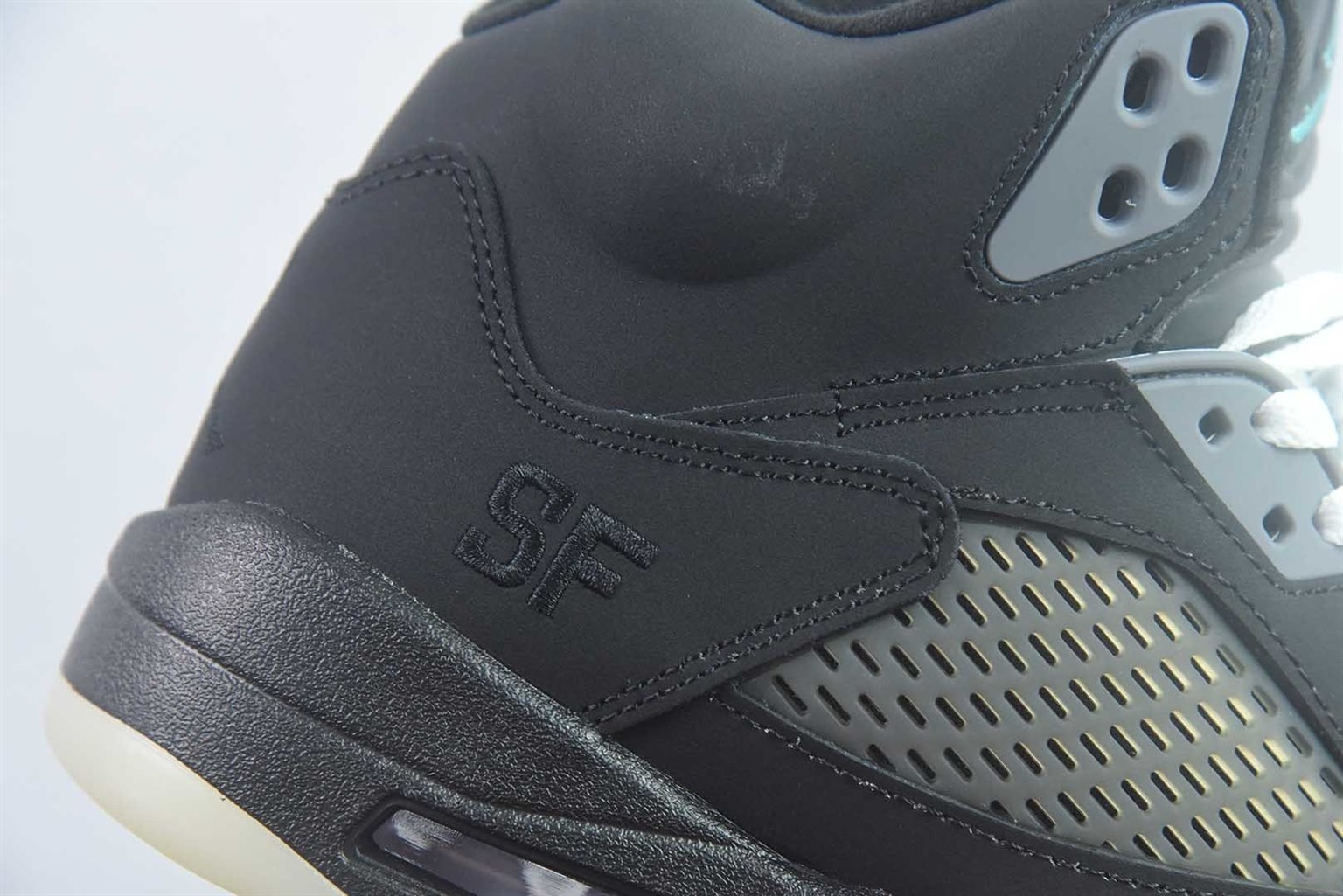 乔丹 Air Jordan 5 Retro x SoleFly 联名 黑绿高帮篮球鞋 纯原版本 货号：IU0734-001 实拍细节图